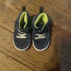 Carter’s tennis shoes size 4